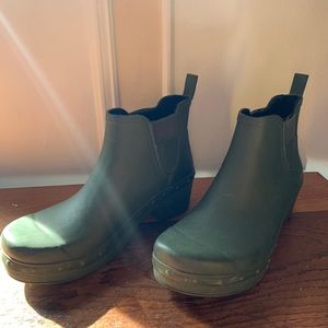 Green rubber rain boots lightly worn great for fall